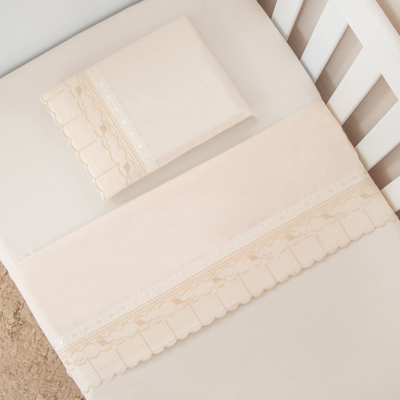 Jogo de Lençol Berço Bordado Bico Pipa Palha 3 Peças