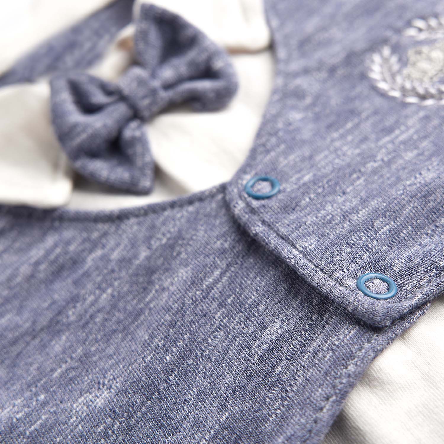 Macacão Curto com Colete e Gravata Borboleta Azul