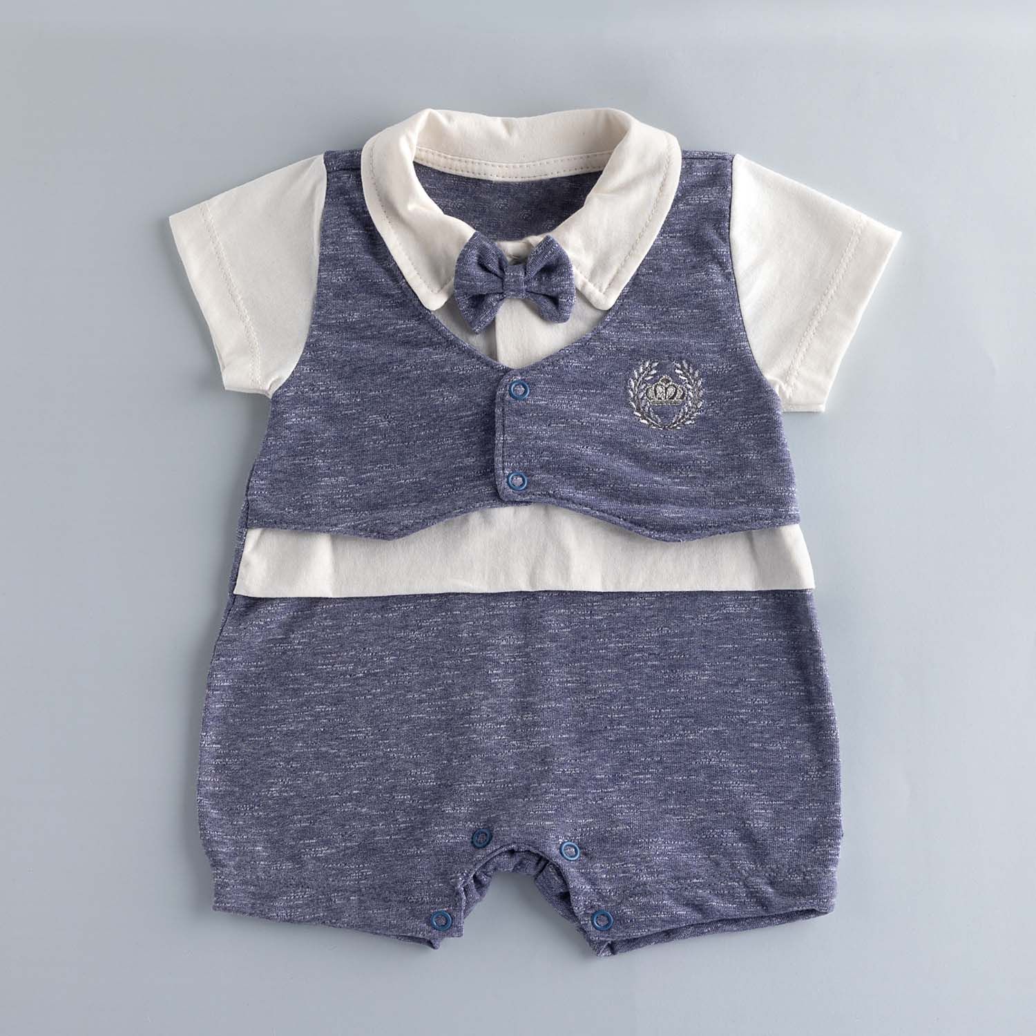 Macacão Curto com Colete e Gravata Borboleta Azul