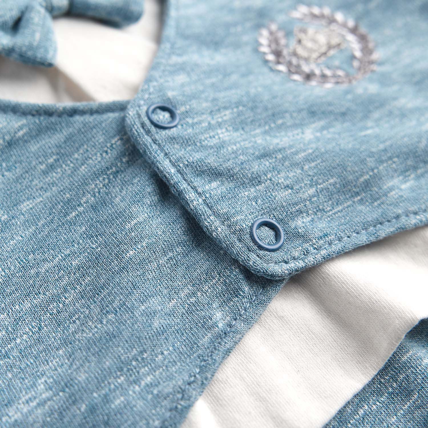 Macacão Curto com Colete e Gravata Borboleta Azul