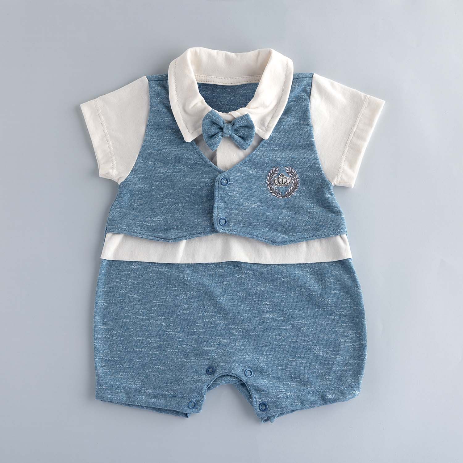 Macacão Curto com Colete e Gravata Borboleta Azul