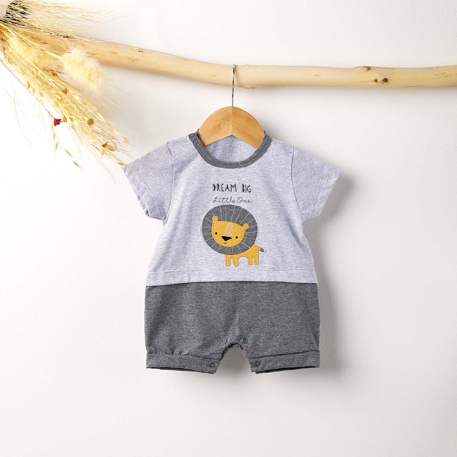 Macacão Curto Listrado Leãozinho