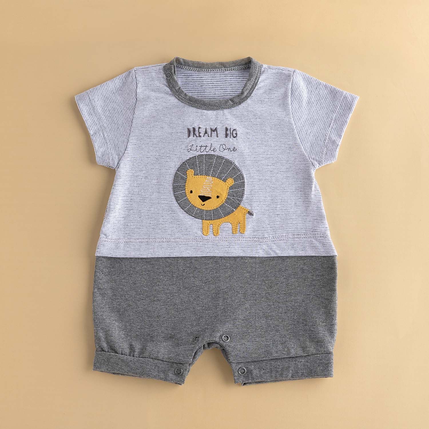 Macacão Curto Listrado Leãozinho