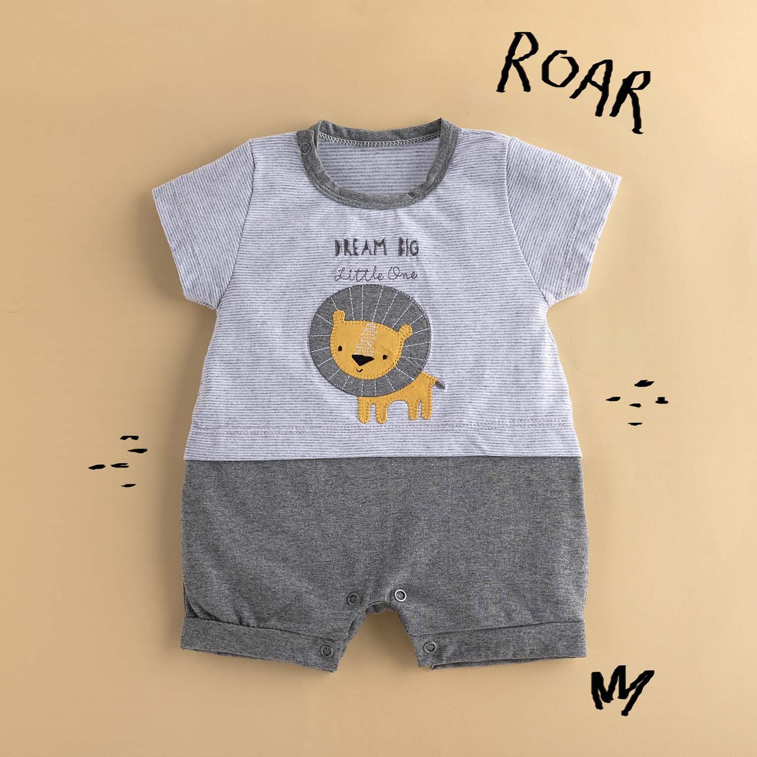 Macacão Curto Listrado Leãozinho