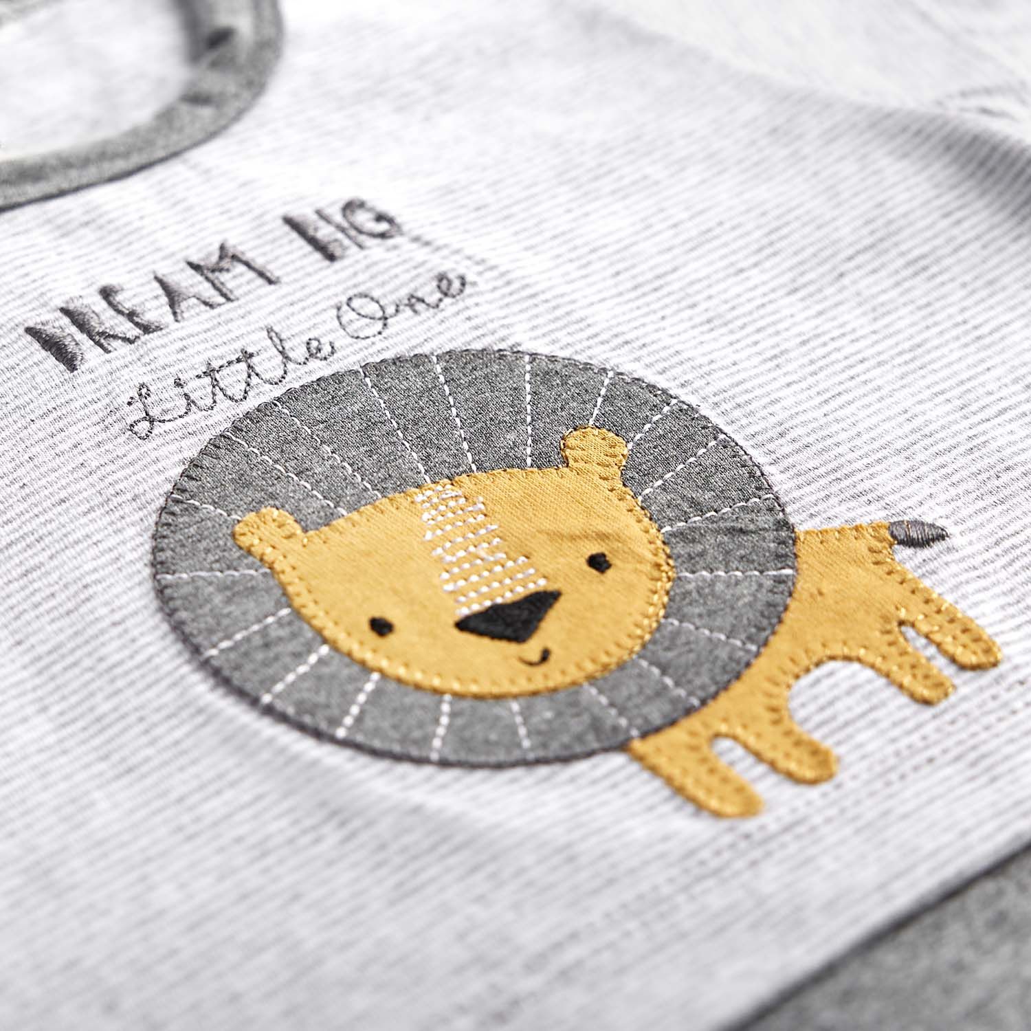 Macacão Curto Listrado Leãozinho