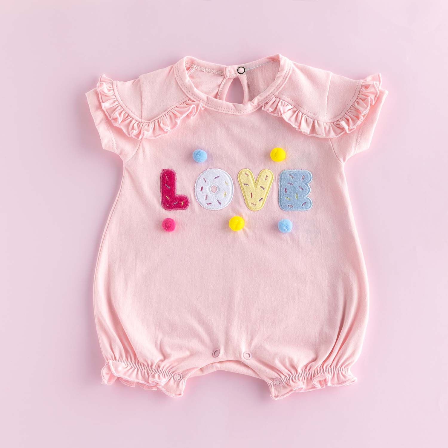 Macacão Curto Love Pompons Rosa