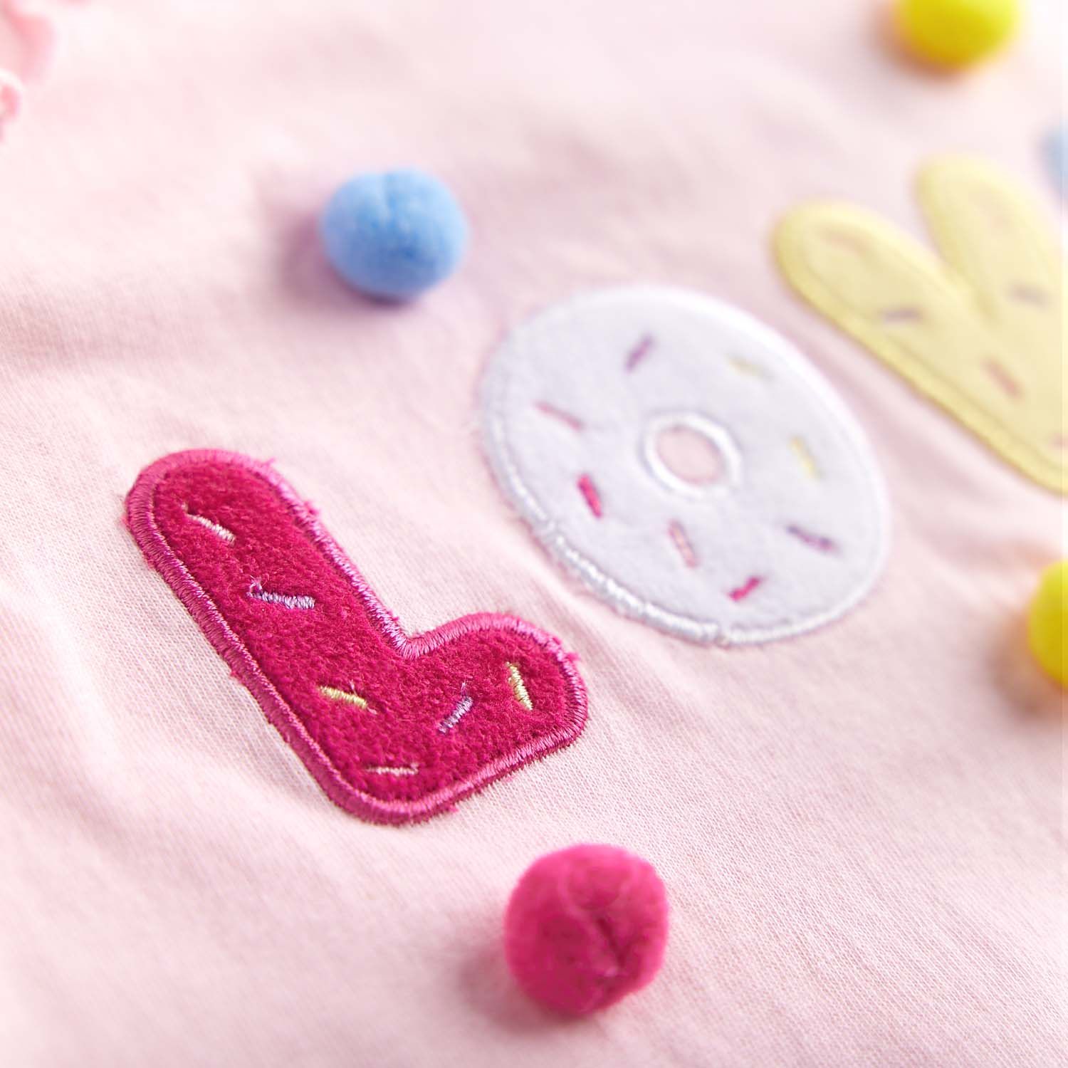 Macacão Curto Love Pompons Rosa