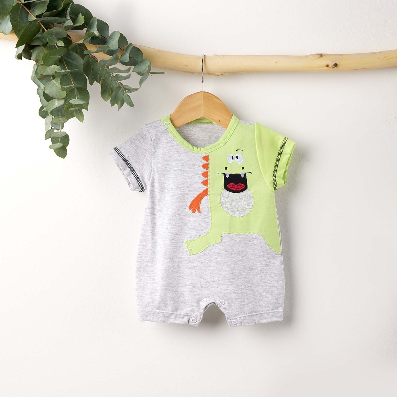 Macacão Curto Monstrinho Cinza