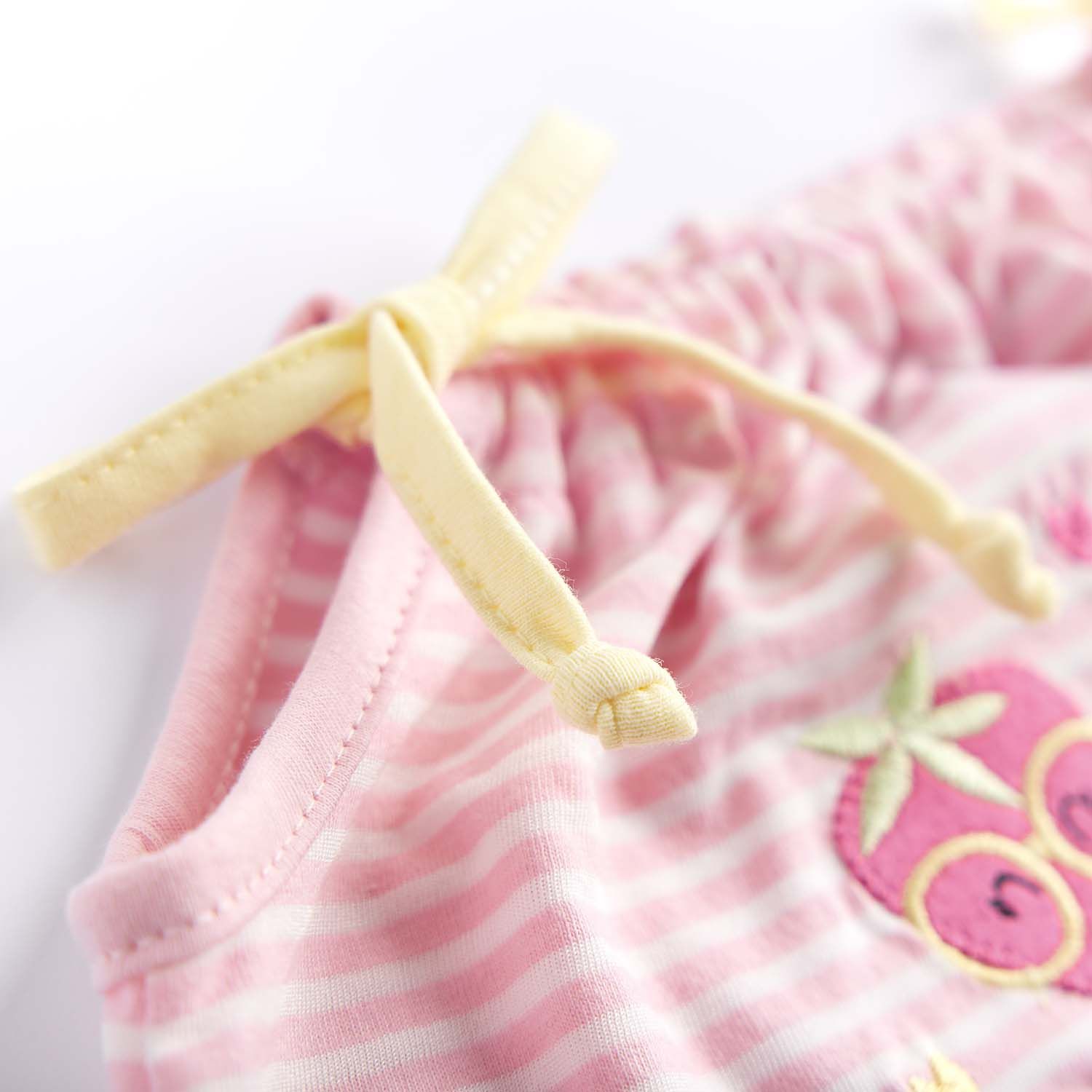 Macacão Curto Frutinhas Listrado Rosa