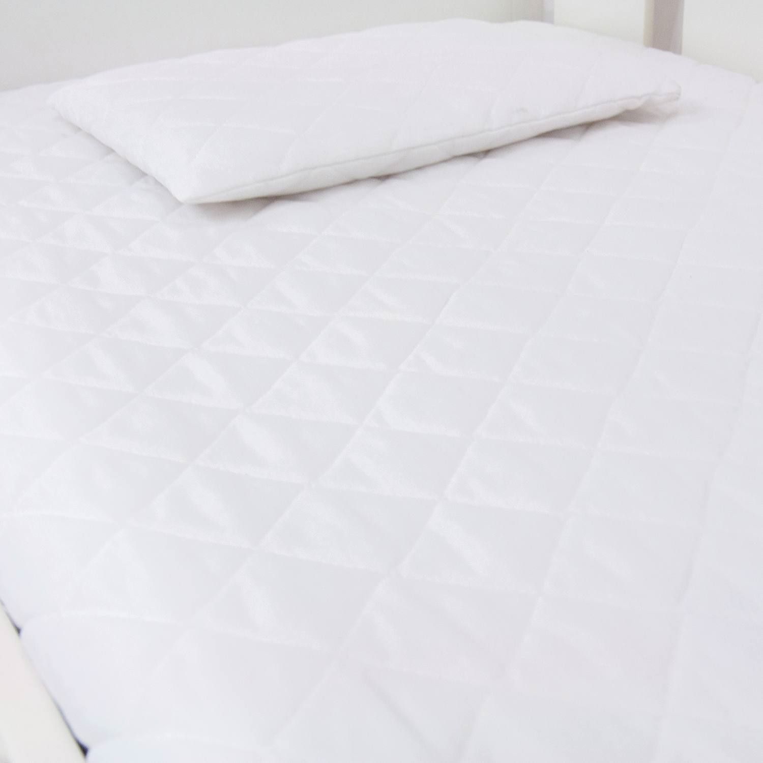 Protetor de Colchão de Berço Americano e Travesseirinho Matelado Branco