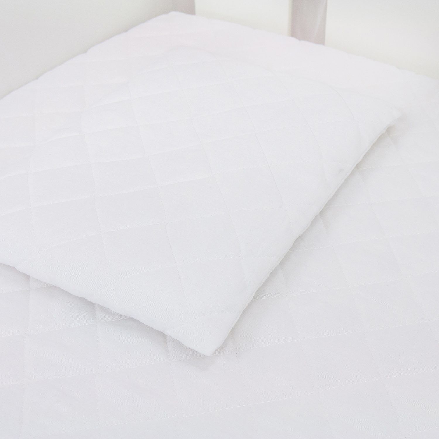 Protetor de Colchão de Berço Americano e Travesseirinho Matelado Branco