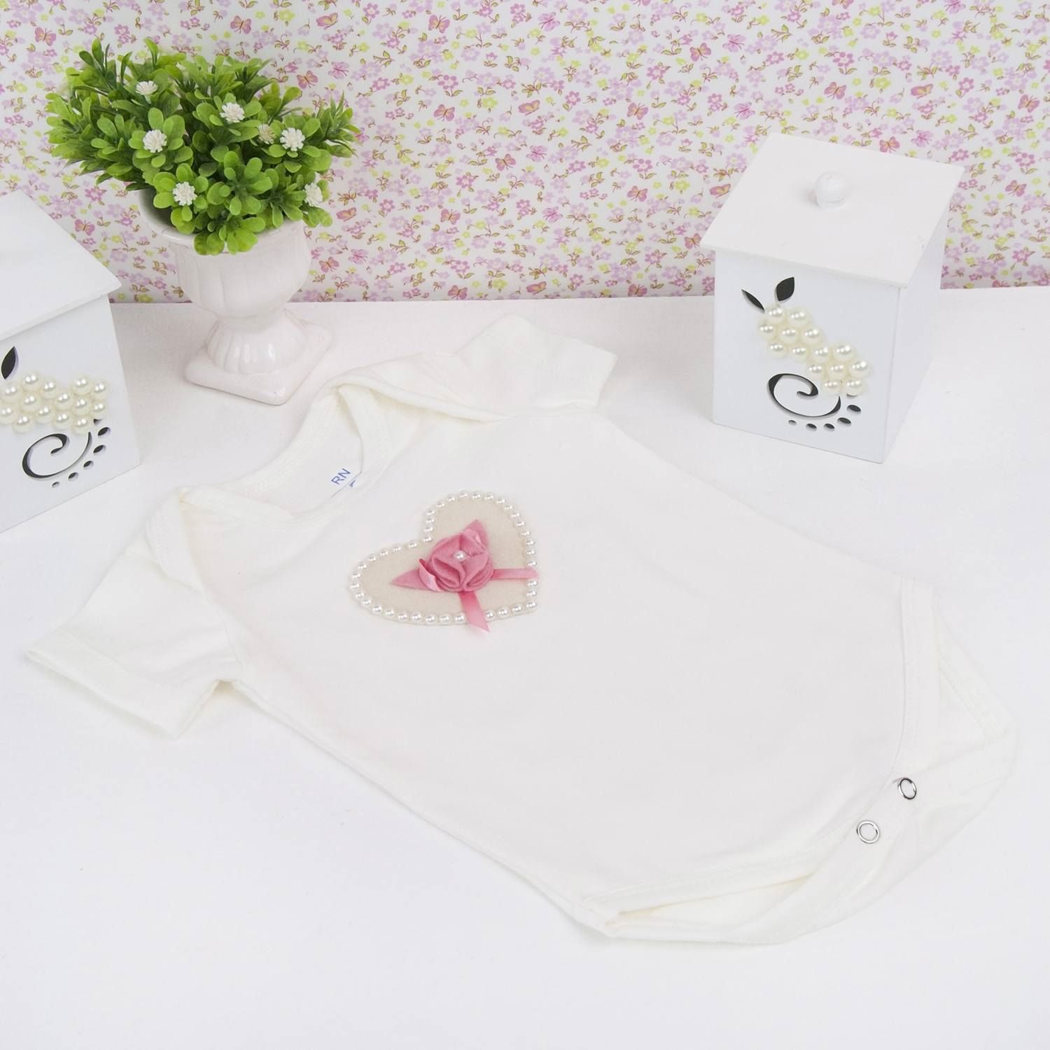 Body Manga Curta Coração com Flor e Pérolas Palha 3 a 6 Meses