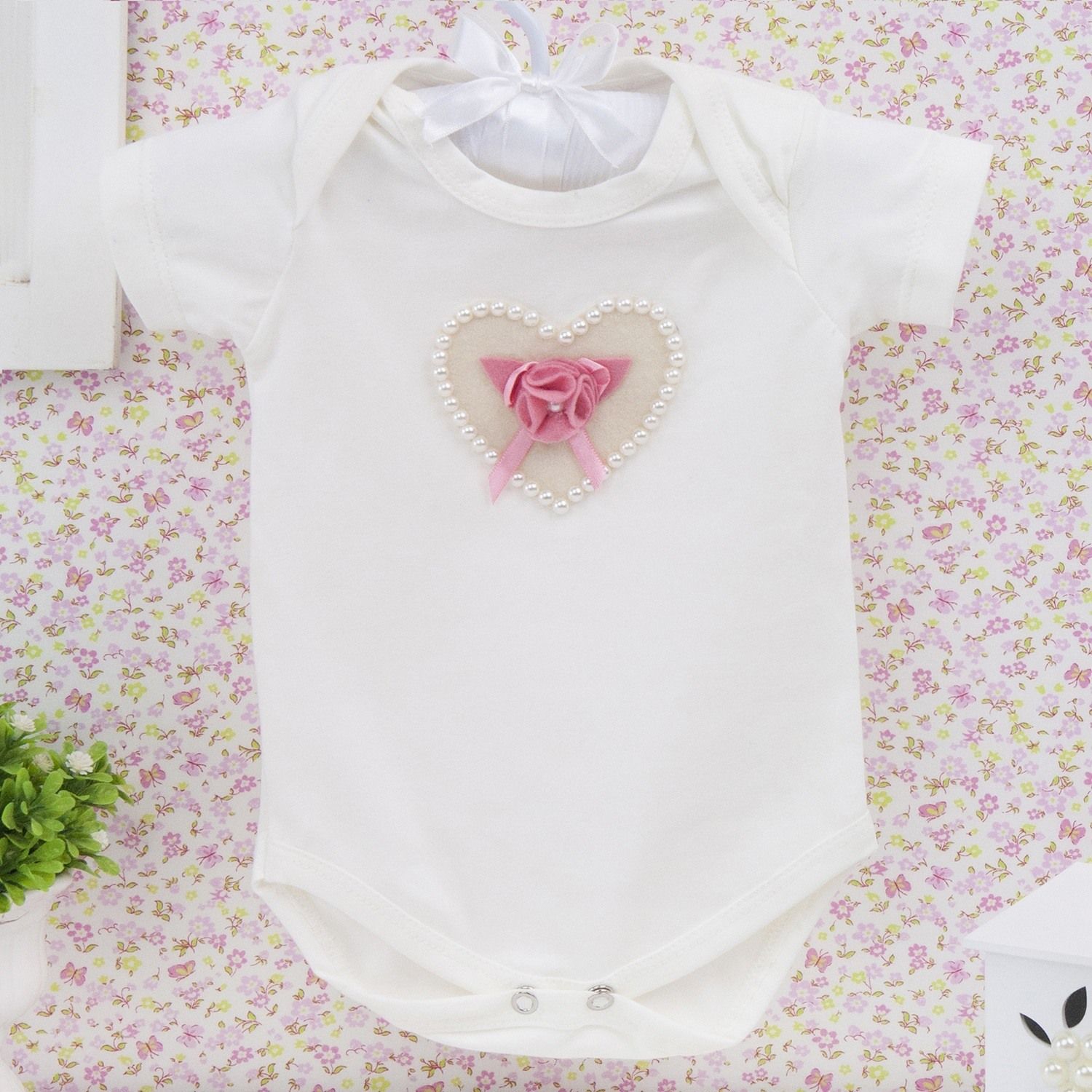 Body Manga Curta Coração com Flor e Pérolas Palha 3 a 6 Meses