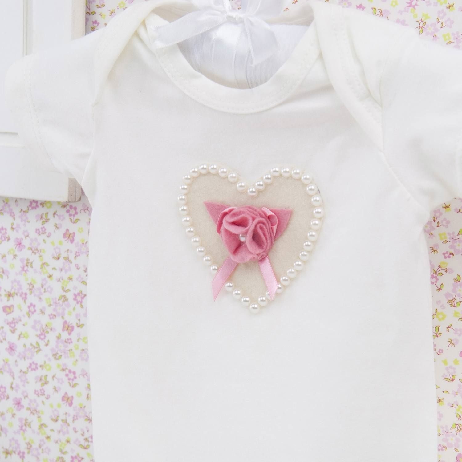 Body Manga Curta Coração com Flor e Pérolas Palha 3 a 6 Meses