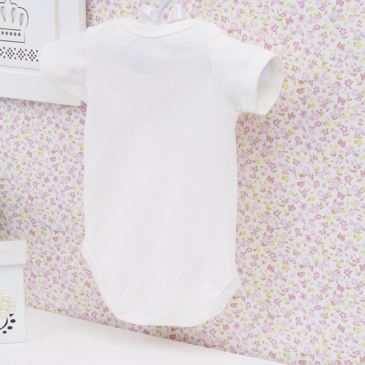 Body Manga Curta Coração com Flor e Pérolas Palha 3 a 6 Meses