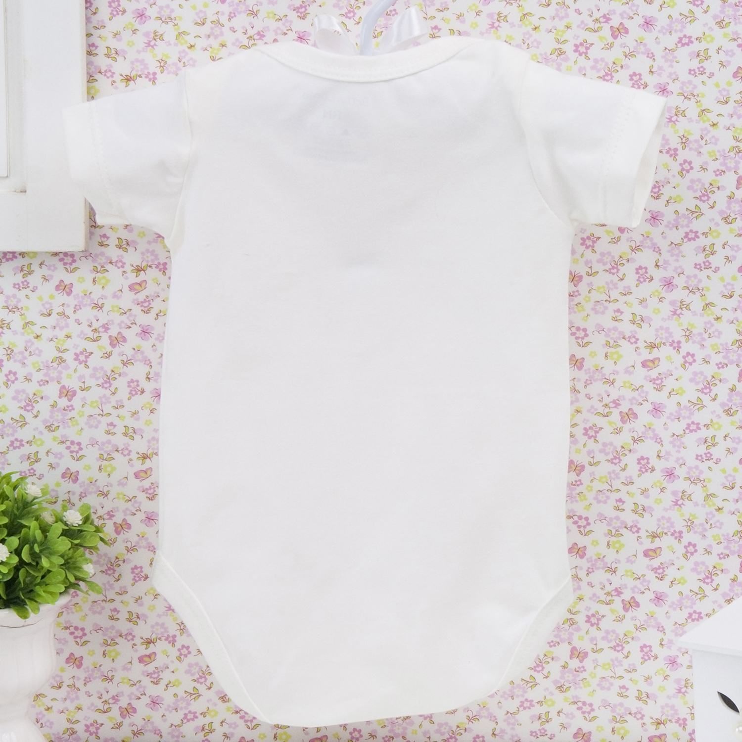 Body Manga Curta Coração com Flor e Pérolas Palha 3 a 6 Meses