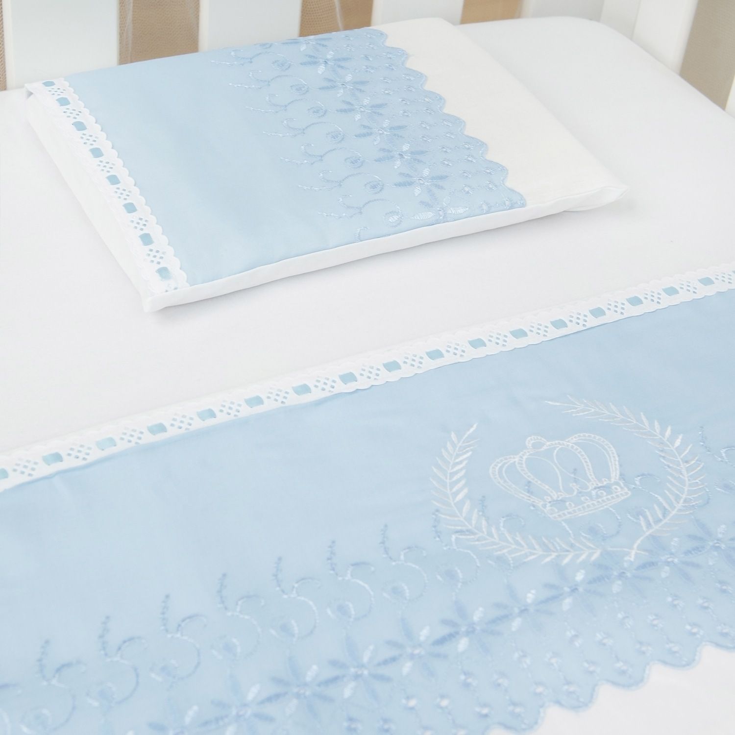 Jogo de Lençol Berço Bordado Príncipe Azul e Branco 3 Peças