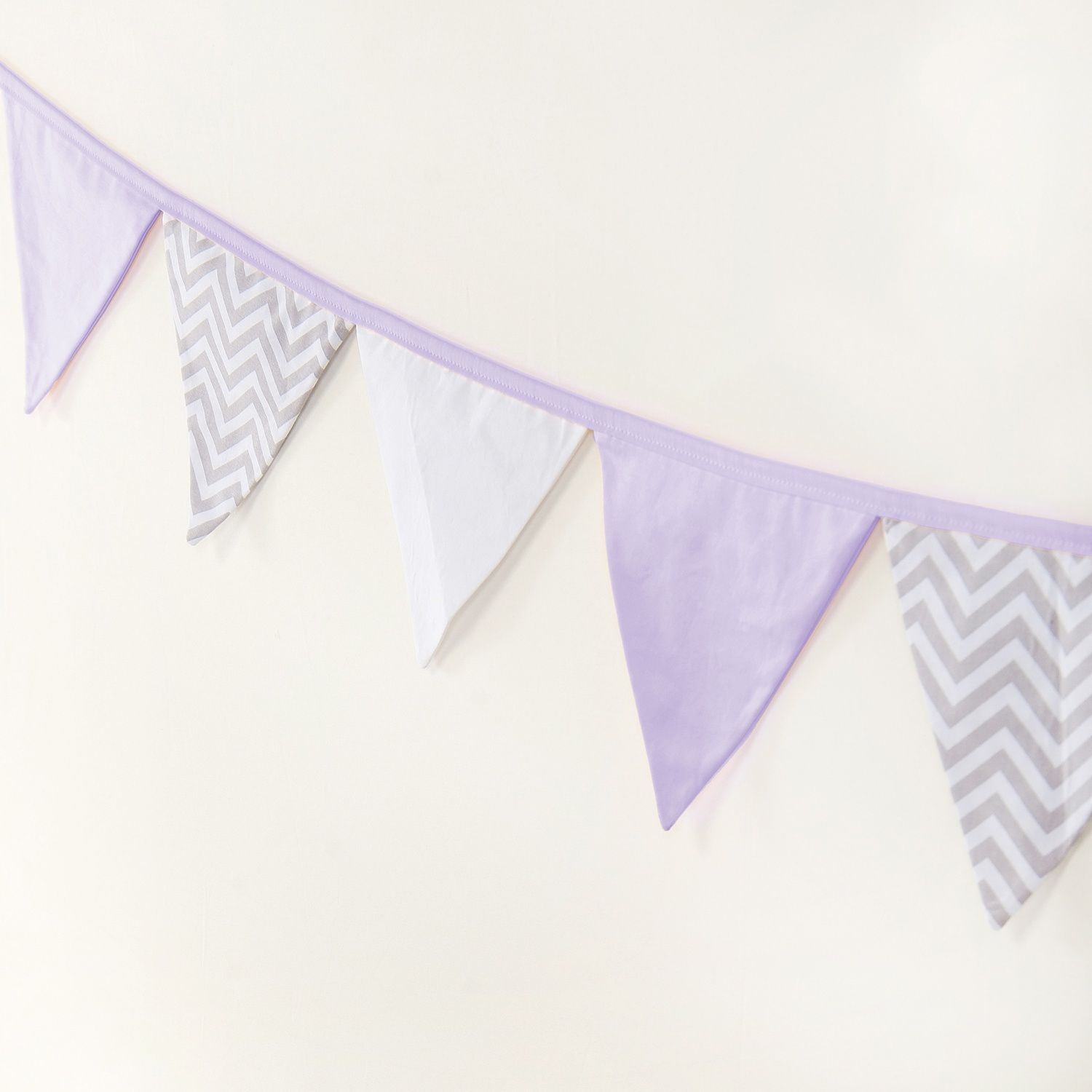 Varal de Berço Bandeirinhas Chevron Lilás 1,60m