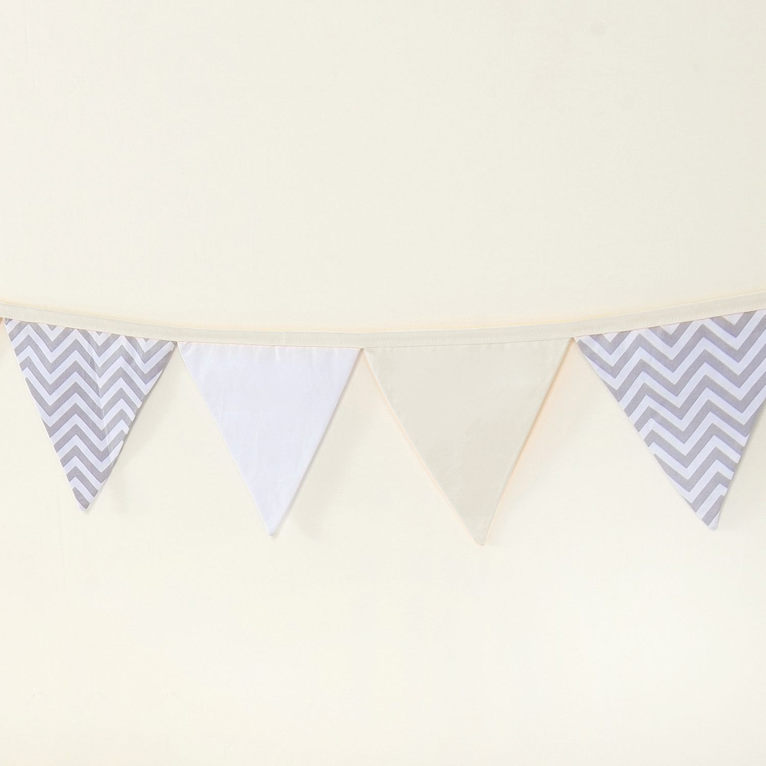 Varal de Berço Bandeirinhas Chevron Bege 1,60m