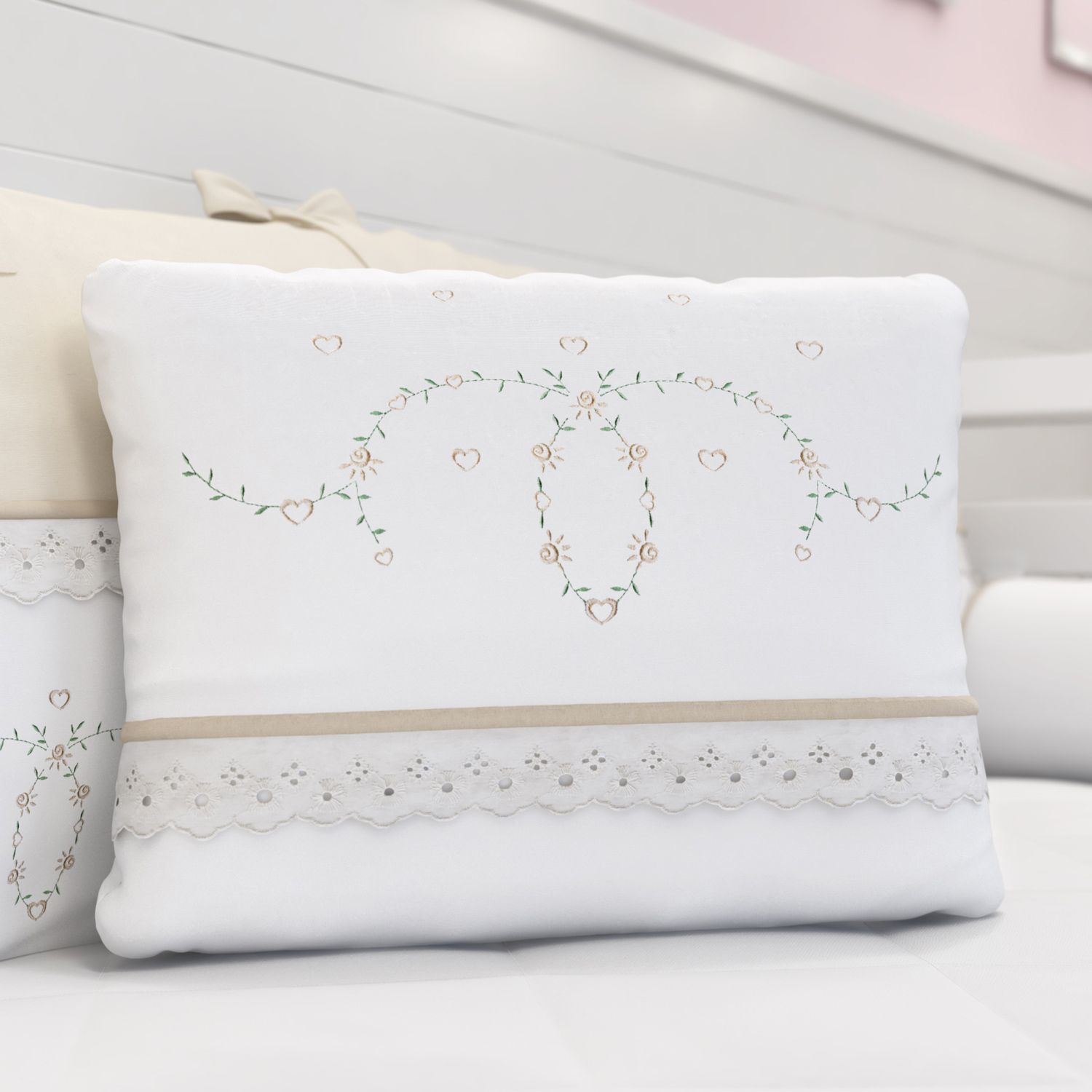 Almofada Retangular Bordada Alice Rosa 43cm