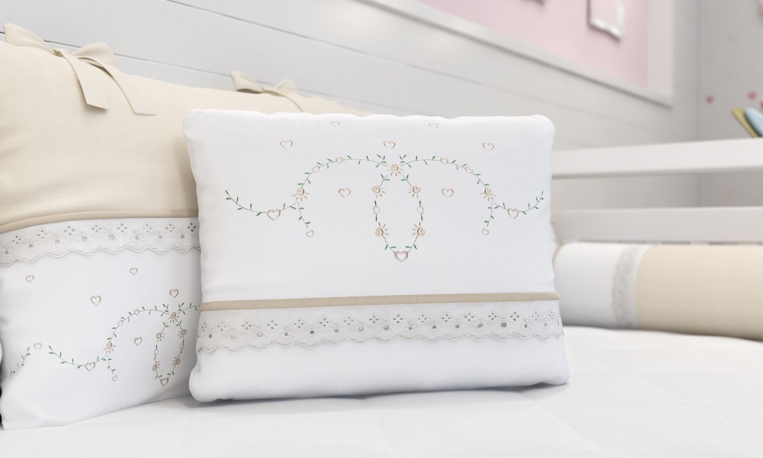 Almofada Retangular Bordada Alice Rosa 43cm