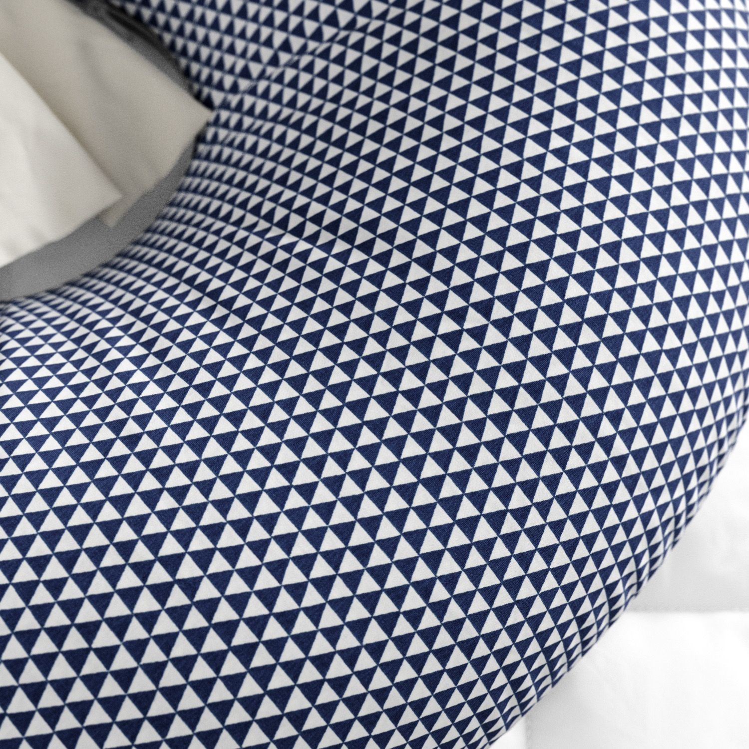 Almofada Amamentação Triângulos Azul Marinho