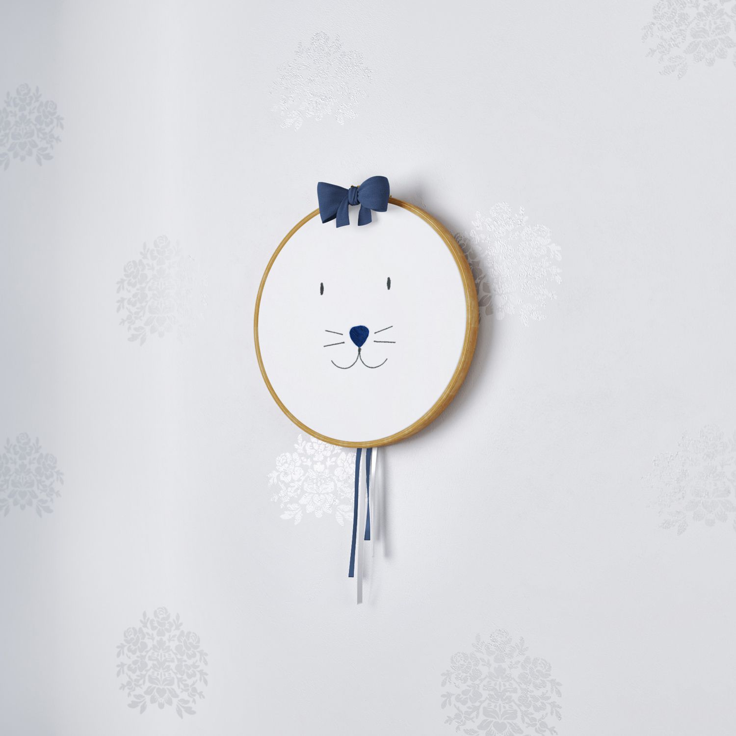 Quadro Bastidor Bordado Coelhinho Azul Marinho