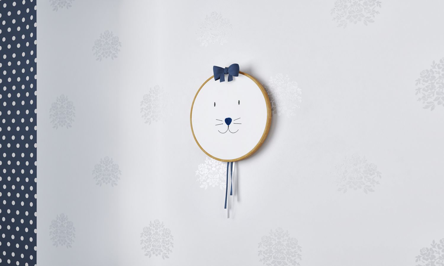 Quadro Bastidor Bordado Coelhinho Azul Marinho