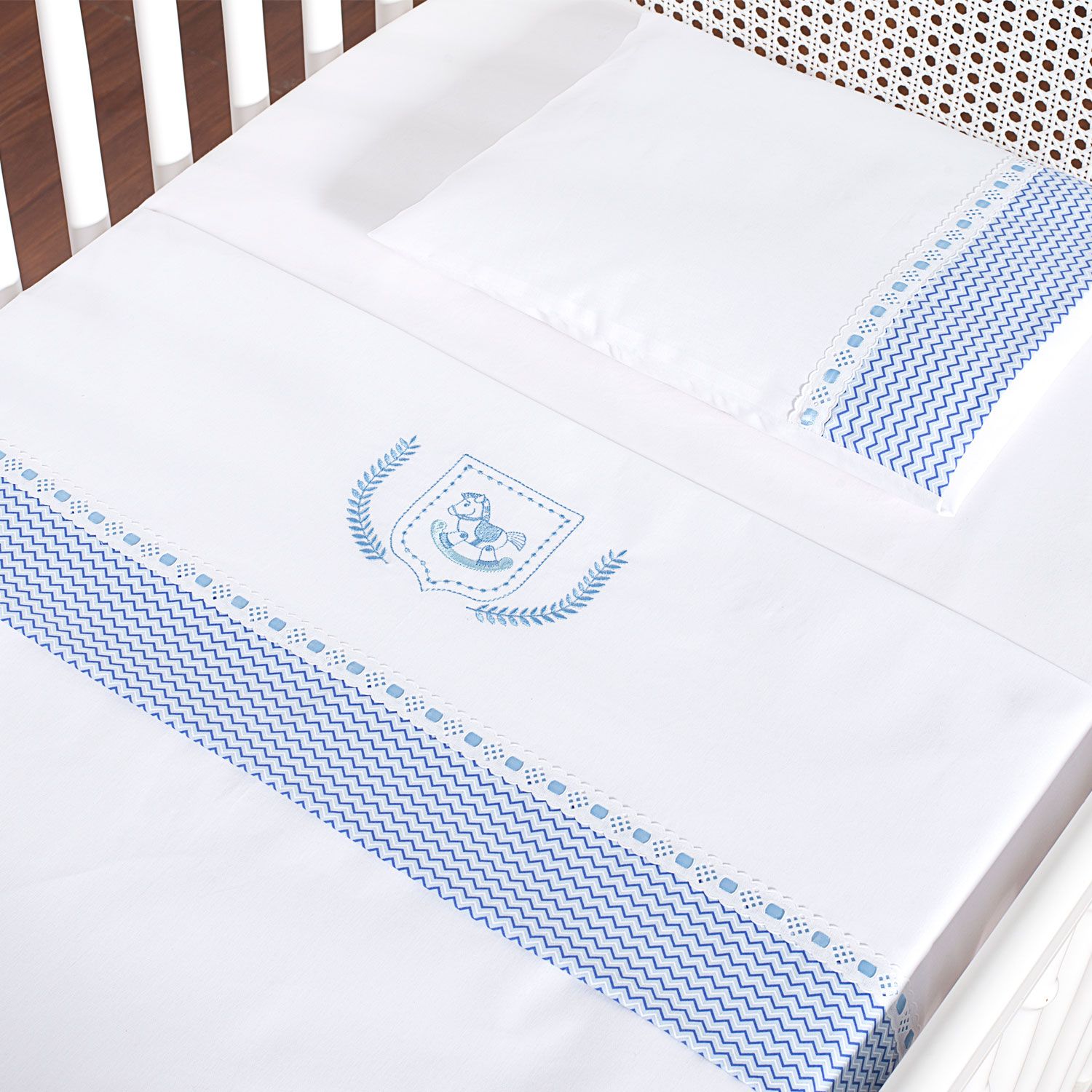 Jogo de Lençol Berço Bordado Cavalinho Chevron Azul 3 Peças