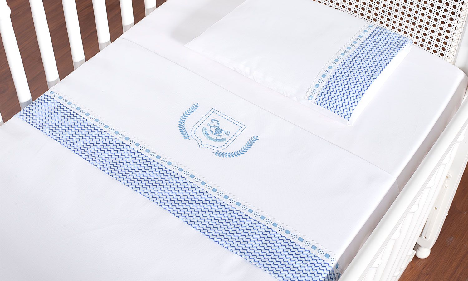 Jogo de Lençol Berço Bordado Cavalinho Chevron Azul 3 Peças