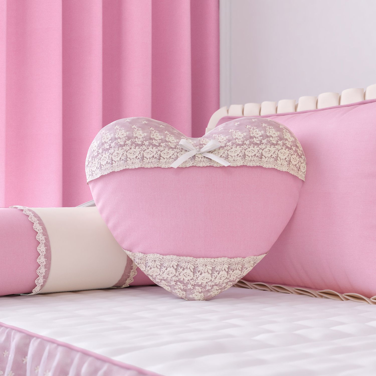 Almofada Coração Renda Guipir 38cm