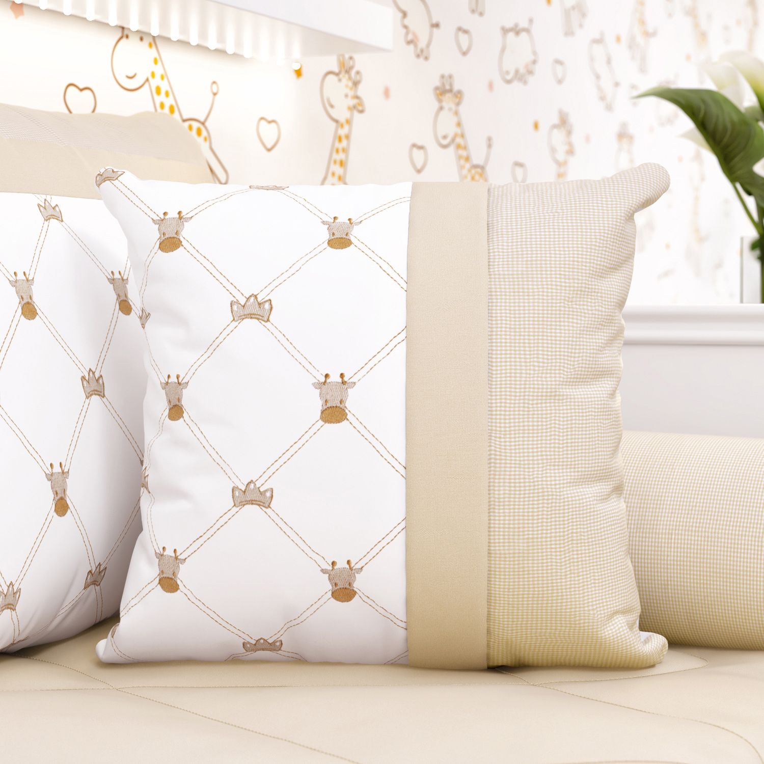 Almofada Bordada Girafinha Clássica 38cm