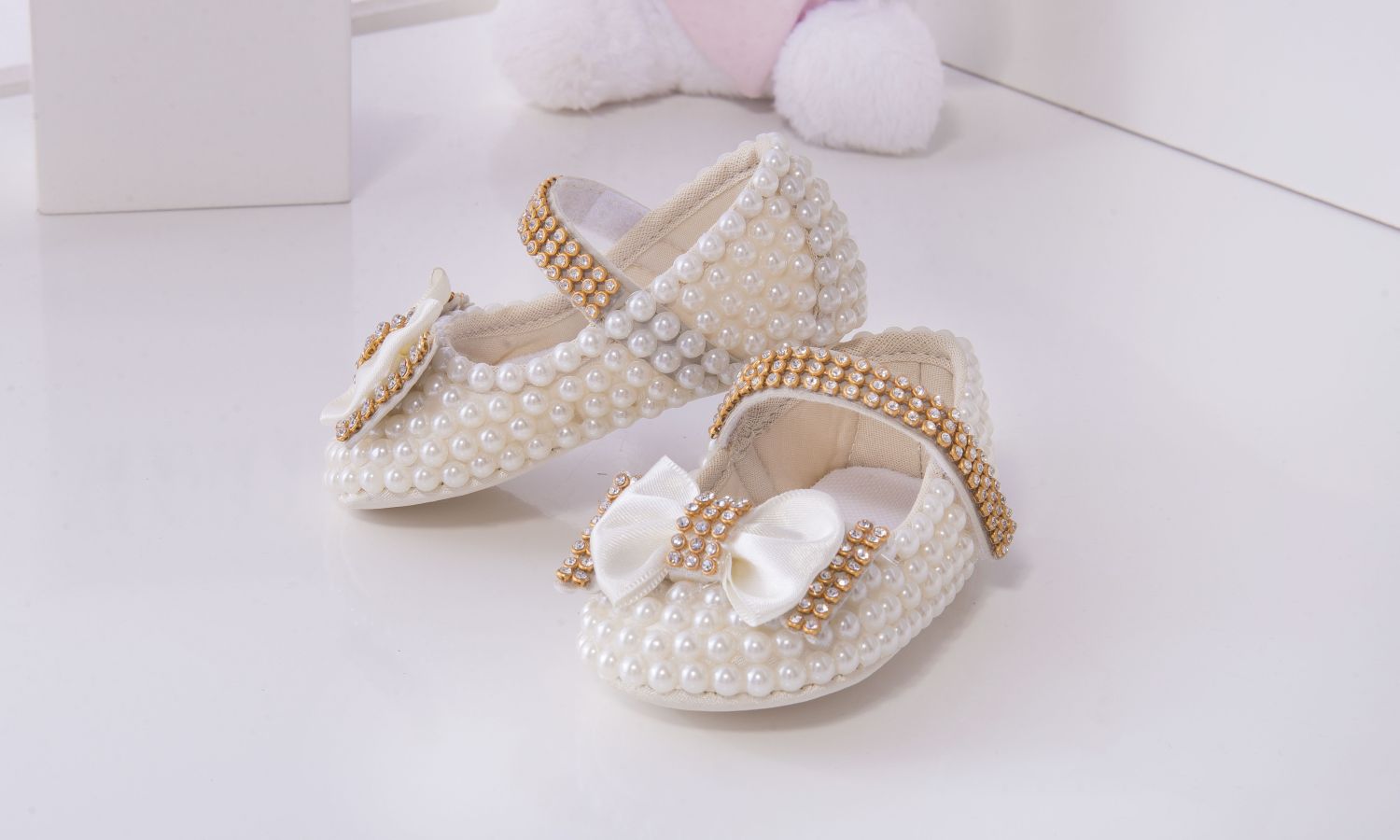 Sapatinho De Bebê Com Pérola e Strass Dourado Tamanho 16