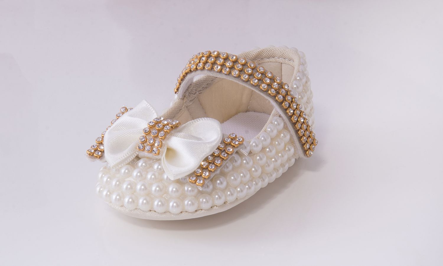 Sapatinho De Bebê Com Pérola e Strass Dourado Tamanho 16