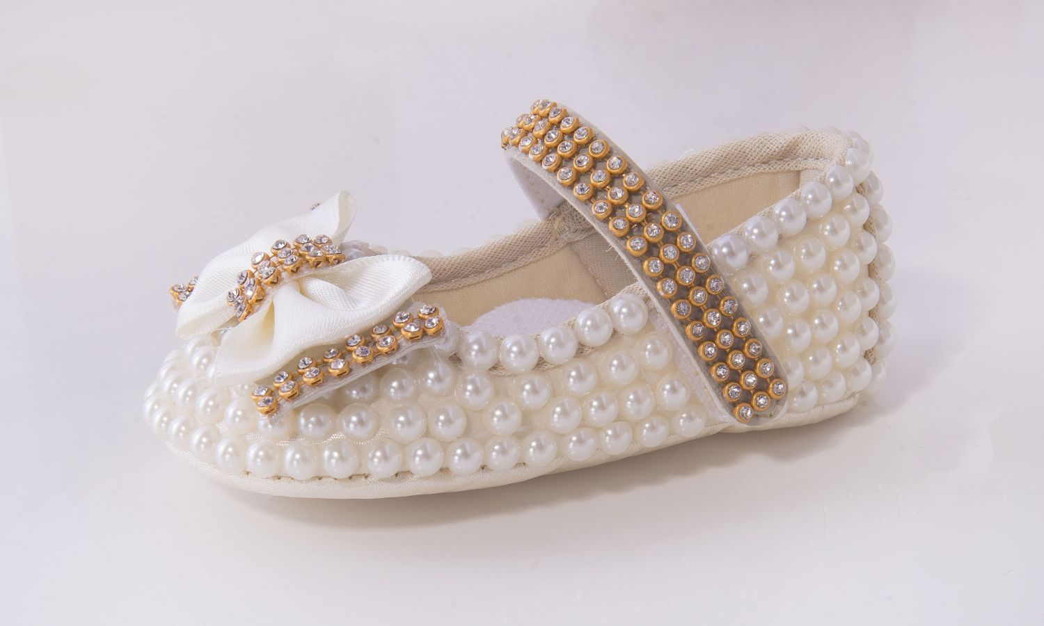 Sapatinho De Bebê Com Pérola e Strass Dourado Tamanho 16