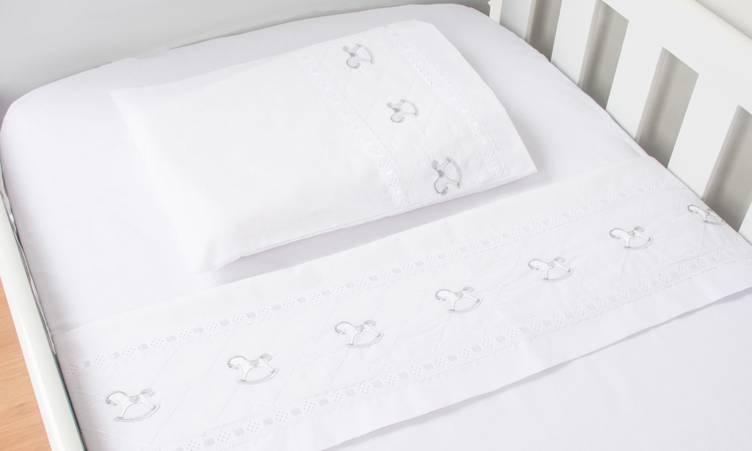 Jogo de Lençol Berço Bordado Cavalinhos Cinza 3 Peças