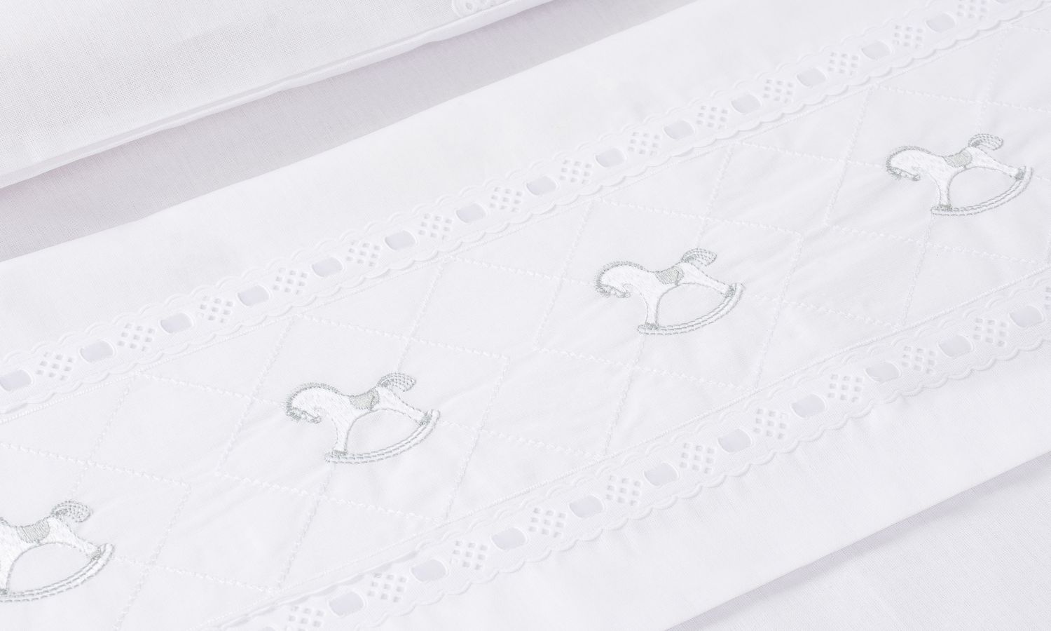 Jogo de Lençol Berço Bordado Cavalinhos Cinza 3 Peças