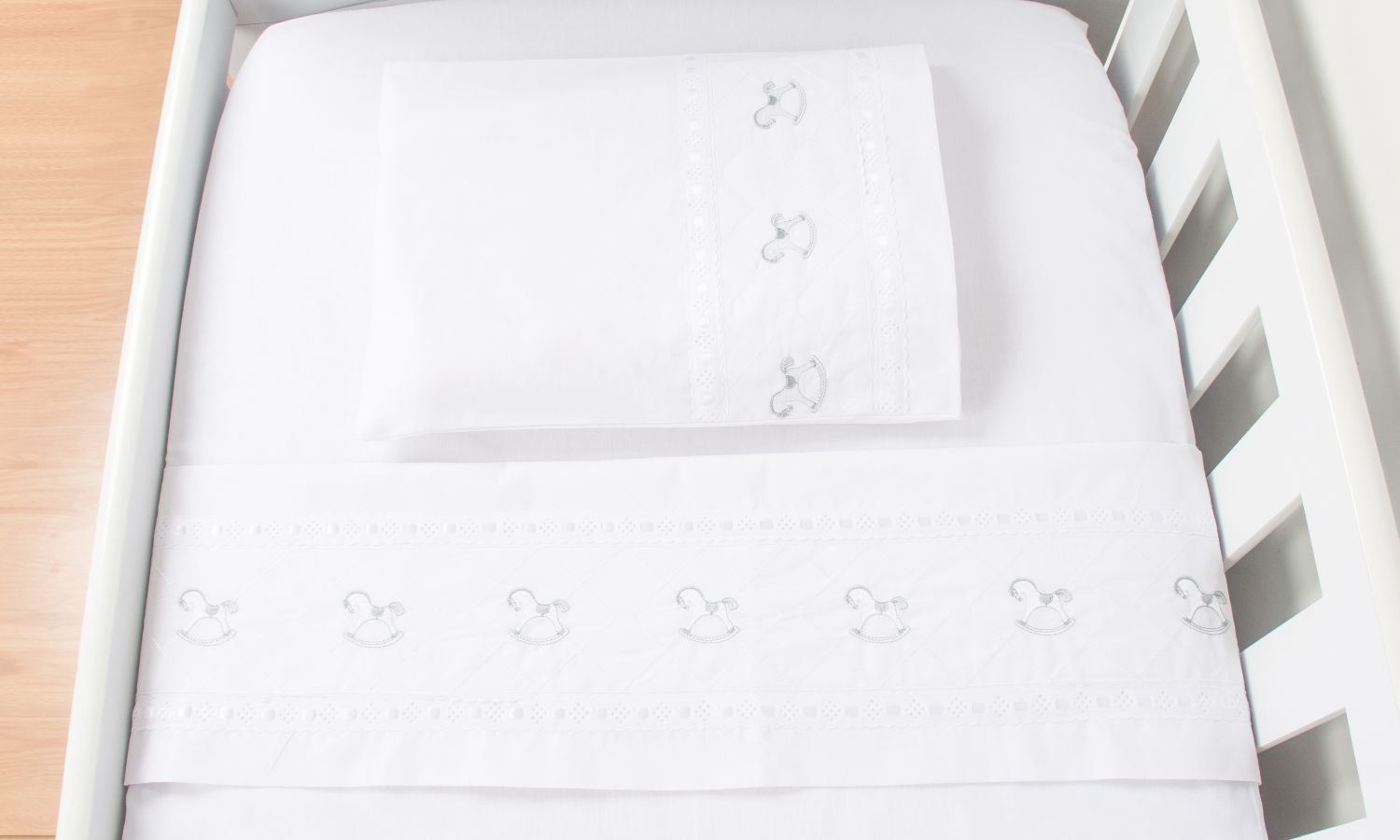 Jogo de Lençol Berço Bordado Cavalinhos Cinza 3 Peças