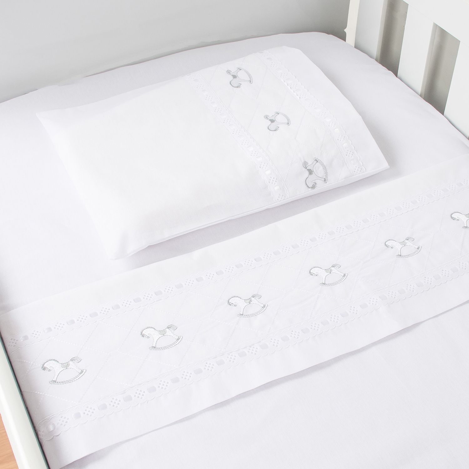 Jogo de Lençol Berço Bordado Cavalinhos Cinza 3 Peças