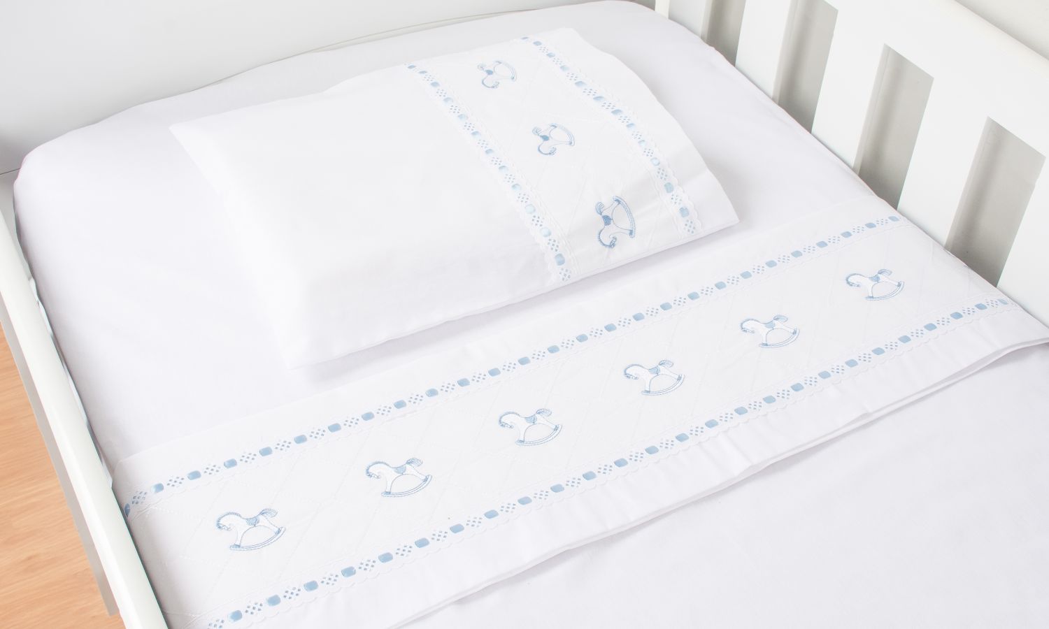 Jogo de Lençol Berço Bordado Cavalinhos Cinza 3 Peças