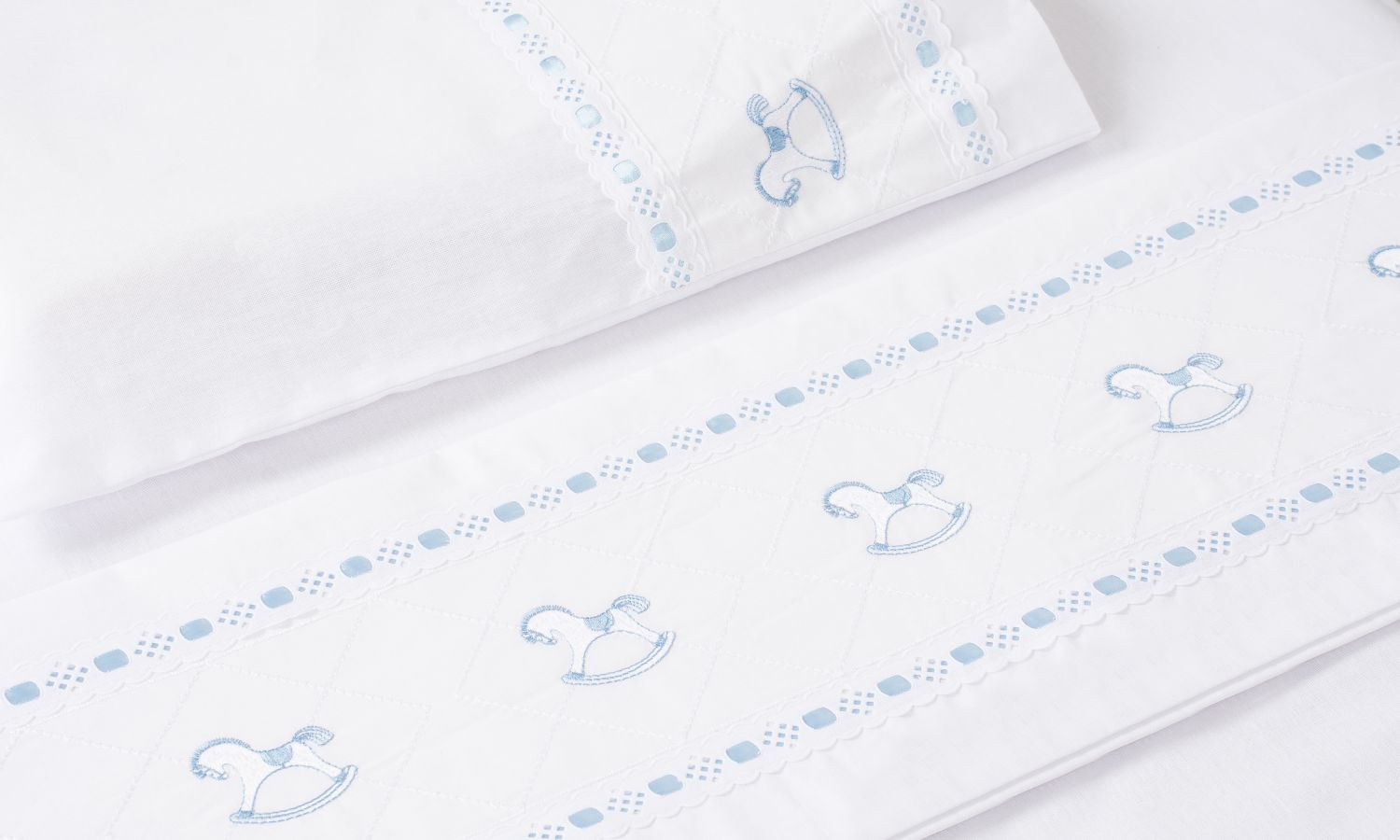 Jogo de Lençol Berço Bordado Cavalinhos Cinza 3 Peças