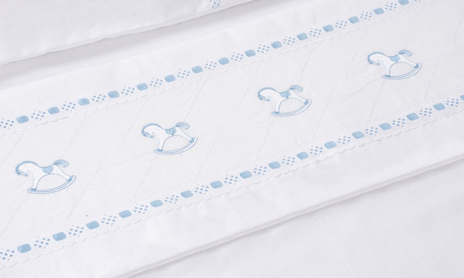 Jogo de Lençol Berço Bordado Cavalinhos Cinza 3 Peças