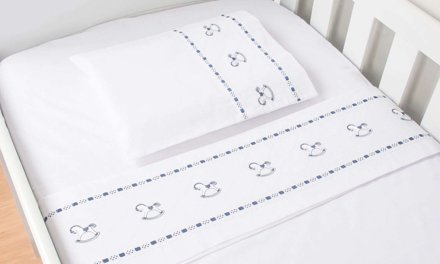 Jogo de Lençol Berço Bordado Cavalinhos Cinza 3 Peças