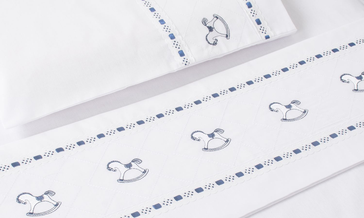 Jogo de Lençol Berço Bordado Cavalinhos Cinza 3 Peças