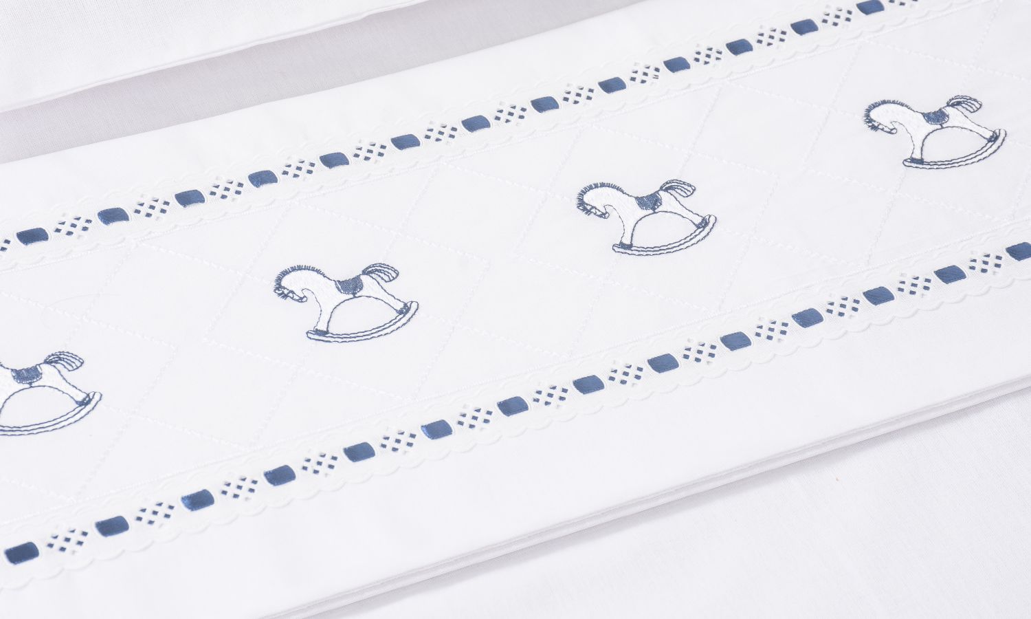 Jogo de Lençol Berço Bordado Cavalinhos Cinza 3 Peças