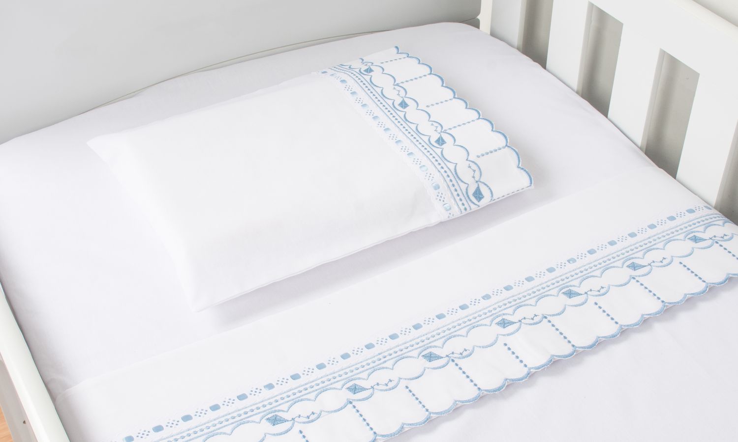 Jogo de Lençol Berço Bordado Bico Pipa Branco 3 Peças