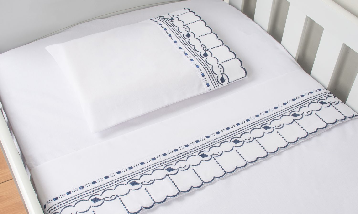 Jogo de Lençol Berço Bordado Bico Pipa Branco 3 Peças