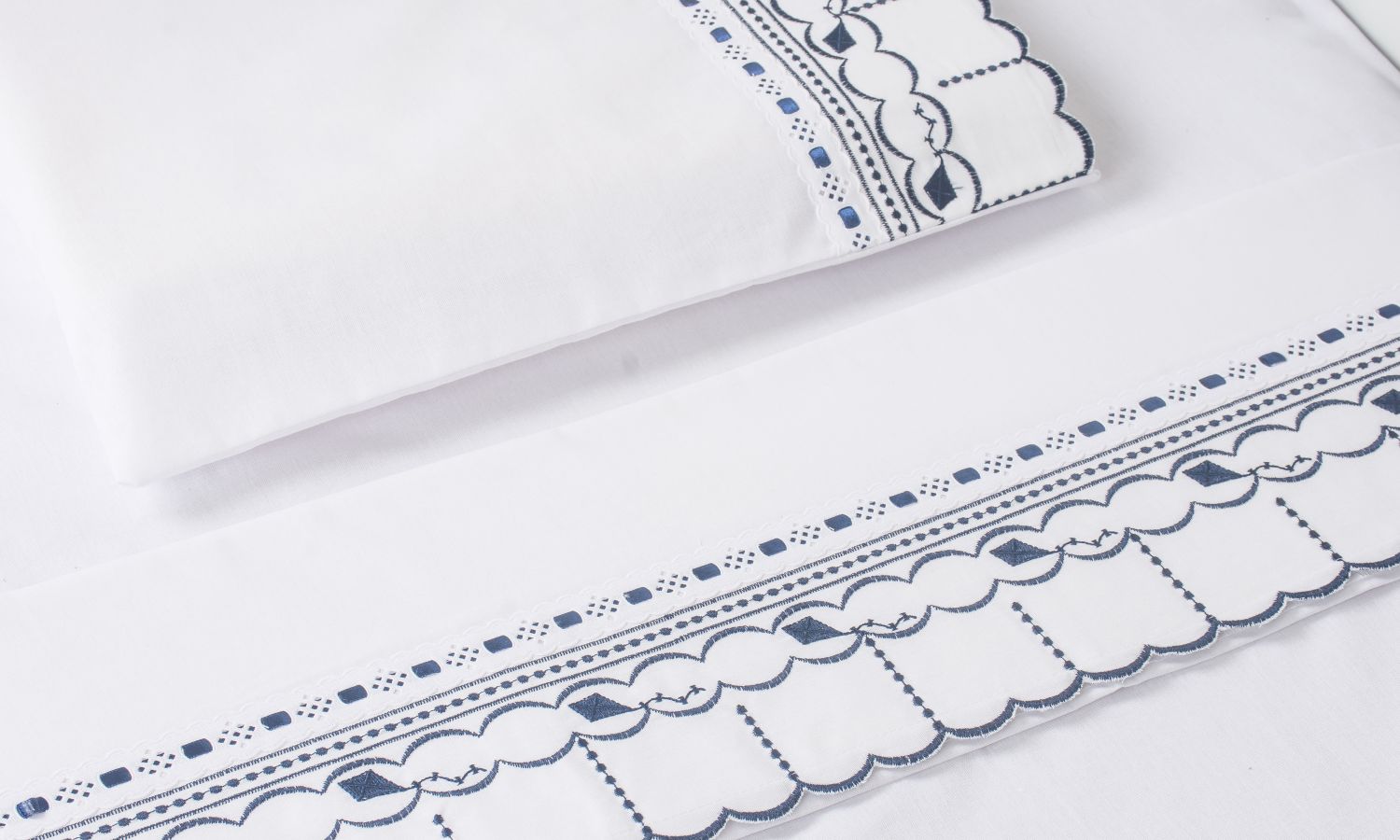 Jogo de Lençol Berço Bordado Bico Pipa Branco 3 Peças