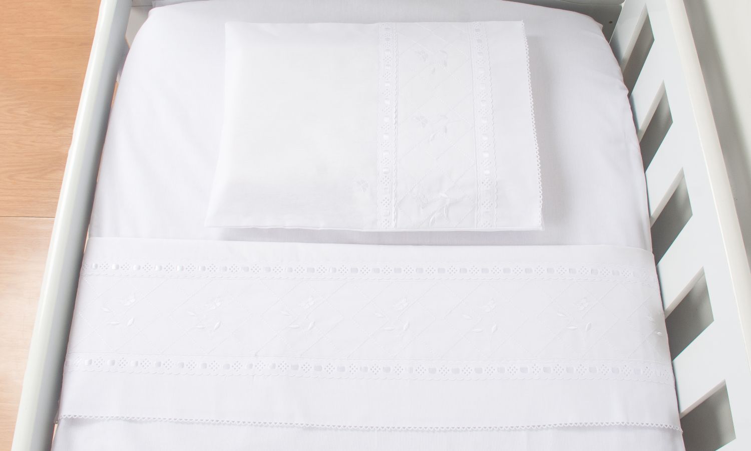 Jogo de Lençol Berço Bordado Borboletas 3 Peças