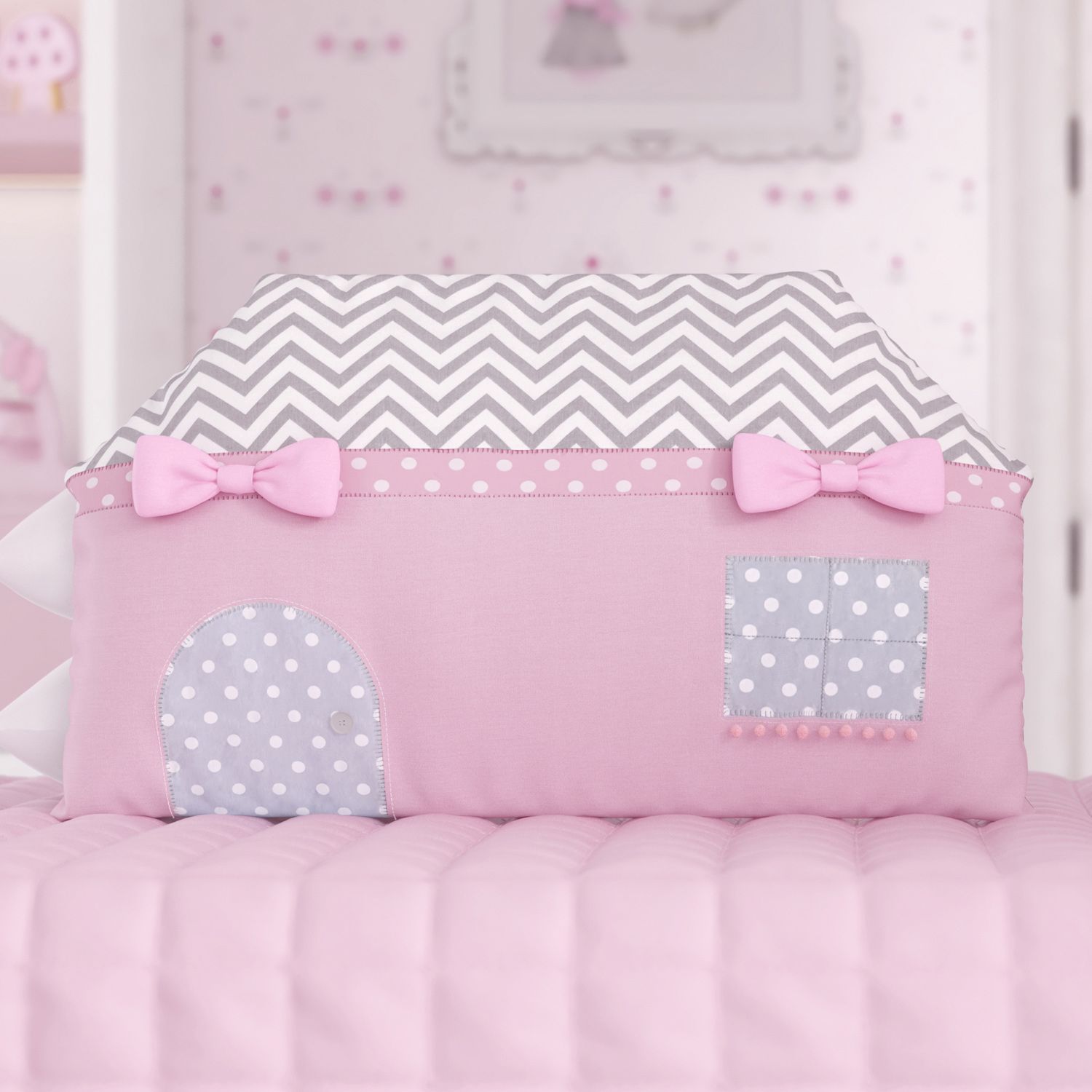 Almofada Casinha Chevron e Poá Rosa 55cm